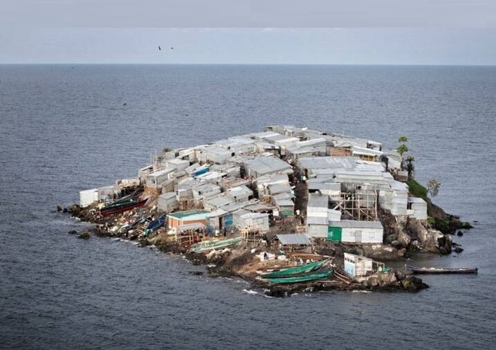 جزیره بسیار کوچک دریایی در کنیا با خانه های عجیب