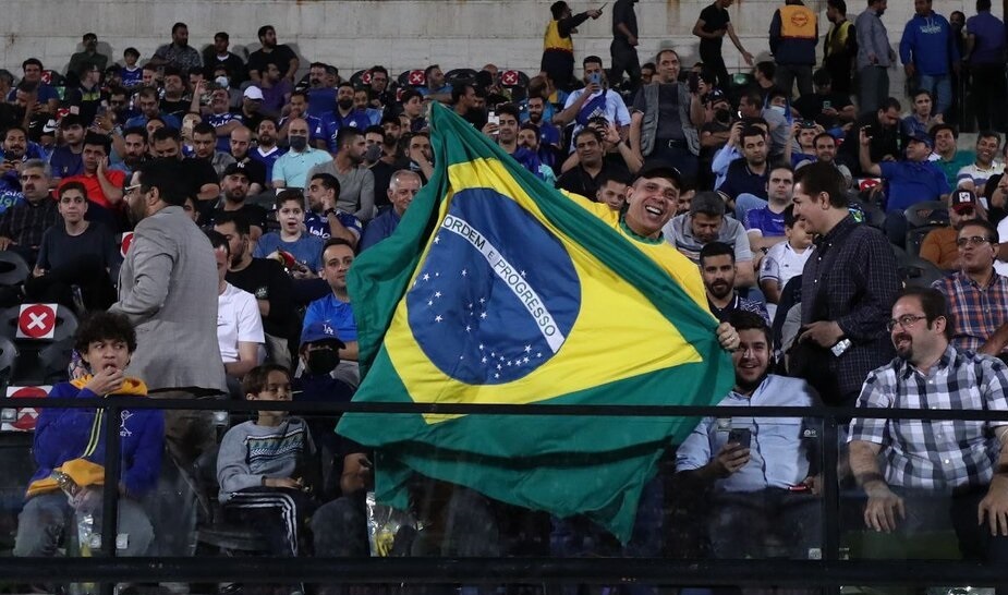 حضور هوادار با پرچم برزیل در ورزشگاه آزادی تهران