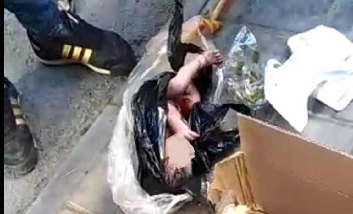 عکس کودک رها شده در سطل زباله