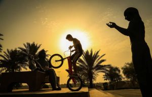 دوچرخه سواری در غروب آفتاب