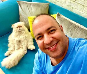 علی اوجی در کنار گربه