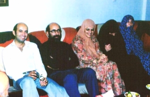 همسر چمران در کنار خانواده بعد از ورود به ایران