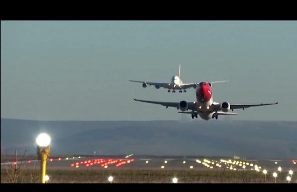 فیلم چگونه فرود آمدن هواپیمای کوچک بدون چرخ
