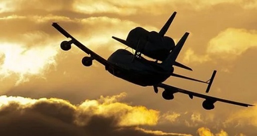 فیلم فرود عجیب هواپیمای جنگنده در فضایی کوچک