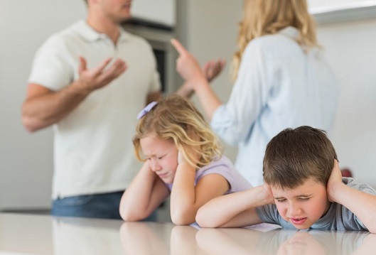 مشاجره و دعوای پدر و مادر جلوی چشمان کودکان چه آثاری دارد