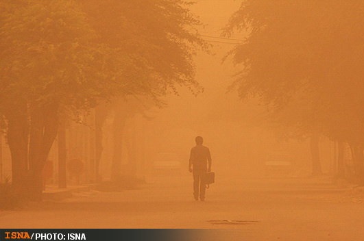 خفگی به دلیل گرد و غبار و ریزگردها در کشور همسایه ایران