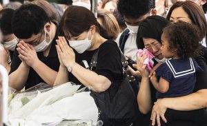 گریه های مردم ژاپن در تشییع پیکر شینزوآبه