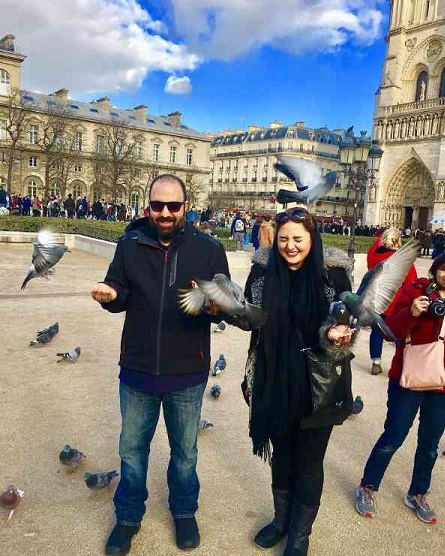 نرگس محمدی با کبوترهای زیبا