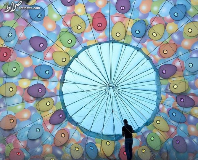 پرواز بالن ها در آسمان نیلگون جشنواره بزرگ انگلیسی