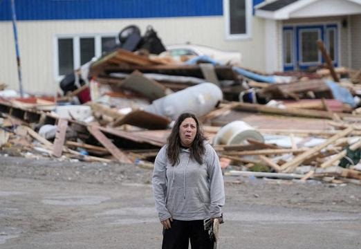 ناراحتی زن از توفان و خسارت در کانادا