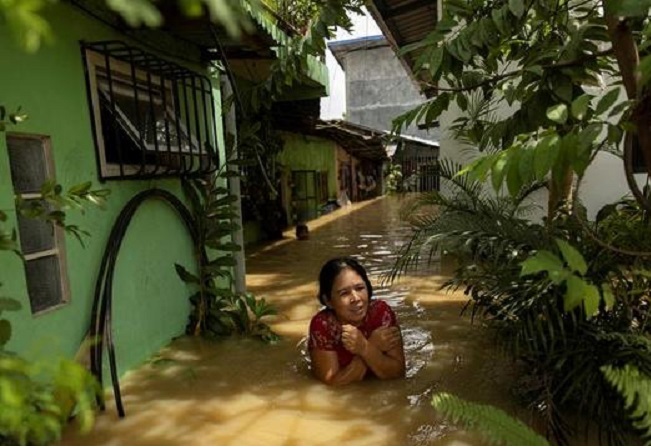 عکس رویترز از گرفتار شدن زن فیلیپینی در سیلاب