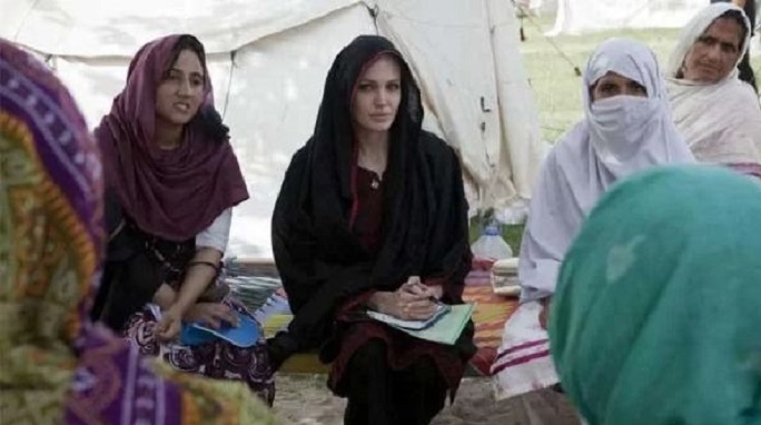 عکسهای امدادرسانی و کمک خیرخواهانه آنجلینا جولی در پاکستان