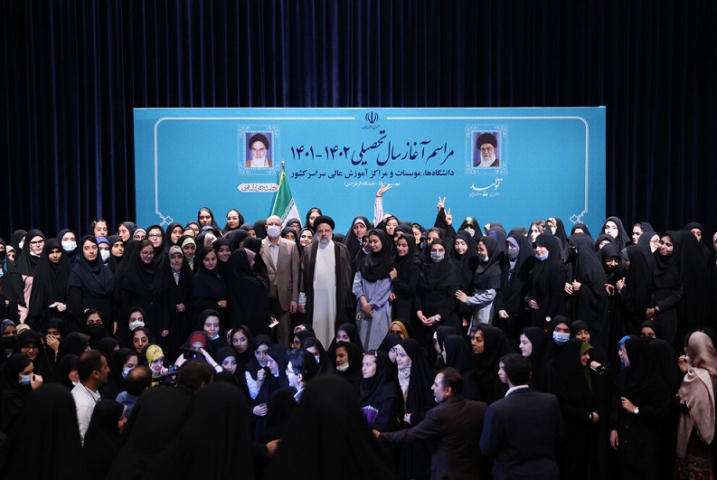 عکسهای آیت الله رئیسی در بین دختران در شروع دانشگاه