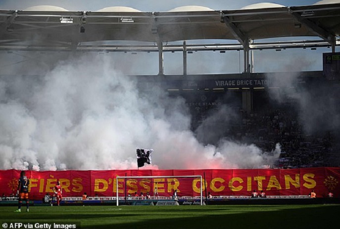 شیطنت هواداران فرانسوی با پرتاب گاز اشک آور + عکس