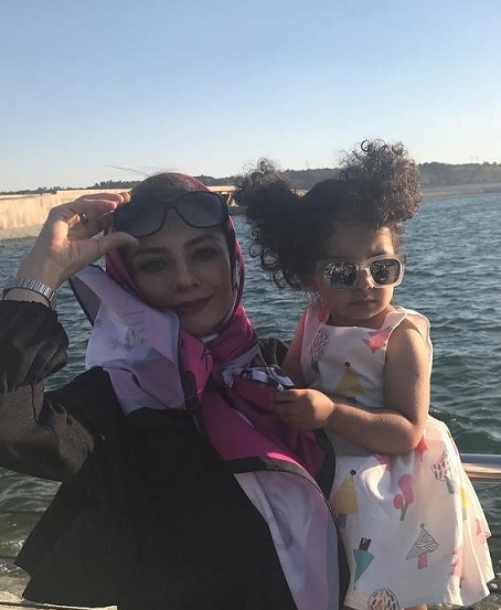 قایق سواری یکتا ناصر با دخترش