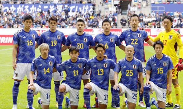 مردم ژاپن فوتبالیست های این کشور را غافلگیر کردند + عکس