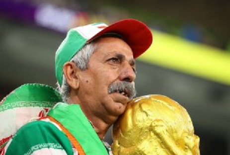 عکس هوادار پیرمرد ناراحت ایرانی در جام جهانی