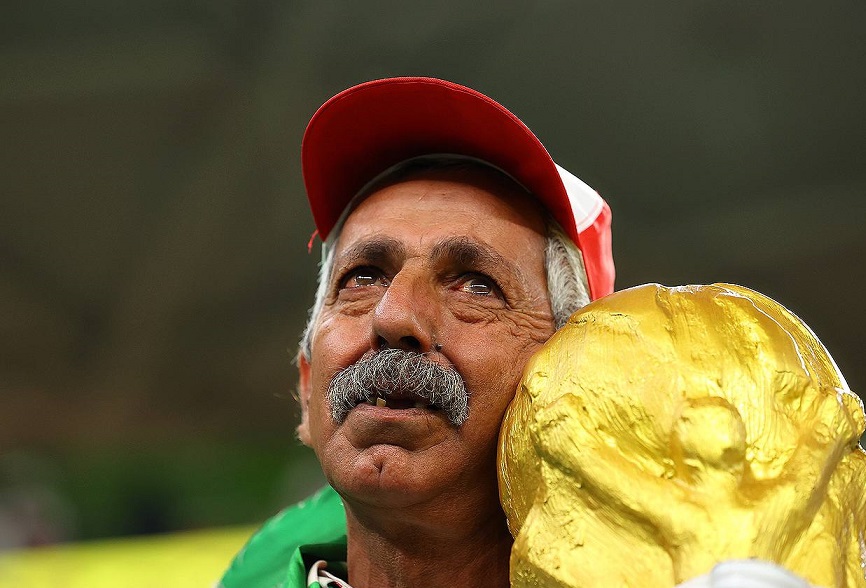 عکس هوادار پیرمرد ناراحت ایران در جام جهانی