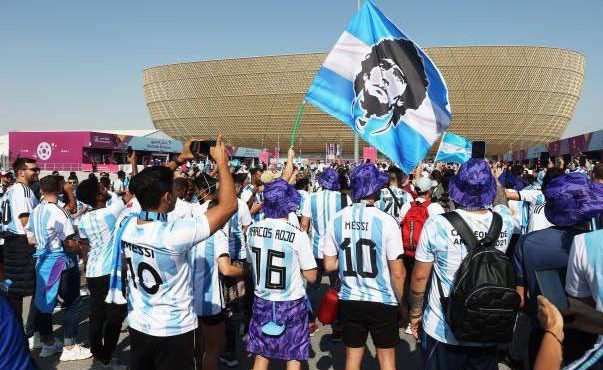 عکس کری خواندن هواداران آرژانتین برای هلند با بنر و دست نوشته