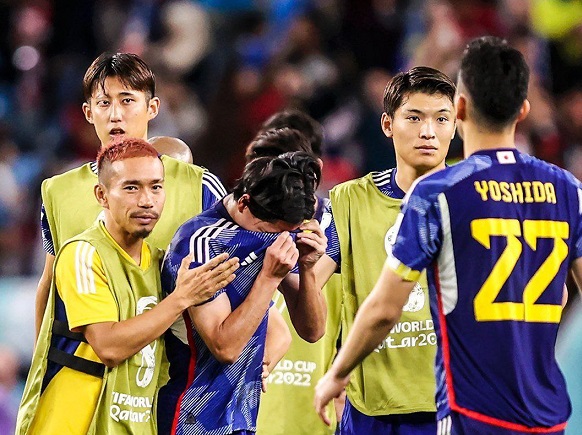 عکس ناراحتی و گریه ژاپن بعد حذف جام جهانی با دلداری تیم رقیب