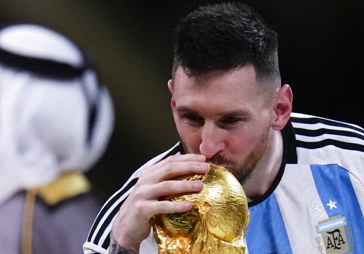 بوسه بر کاپ جام جهانی مسی