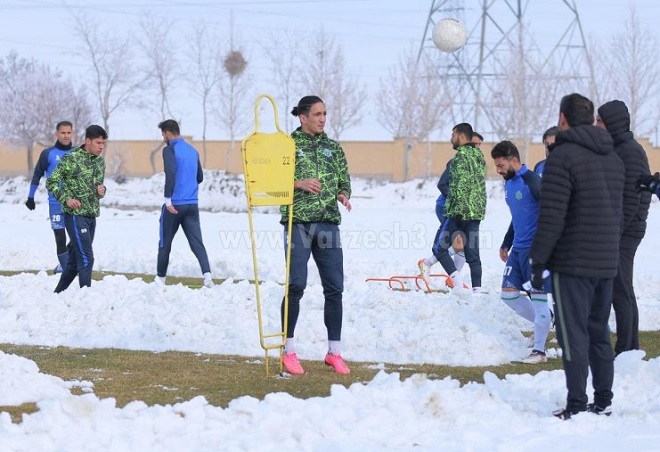 عکس تمرین بازیکنان فوتبال در برف برای بازی در لیگ برتر