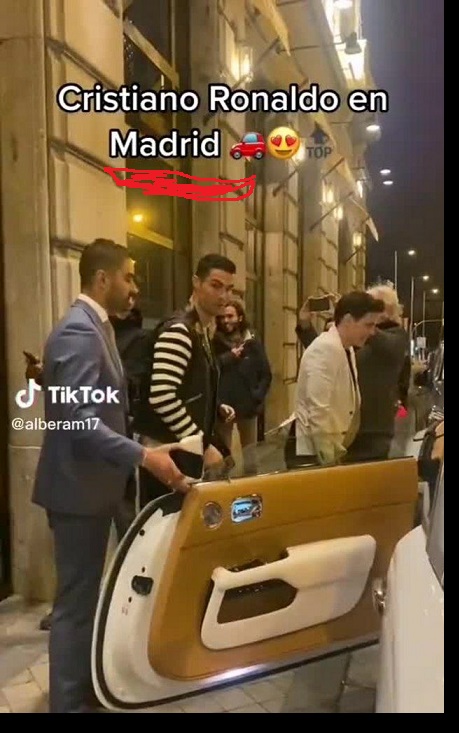 رونالدو با ماشین غول پیکر در کنار بادیگارد