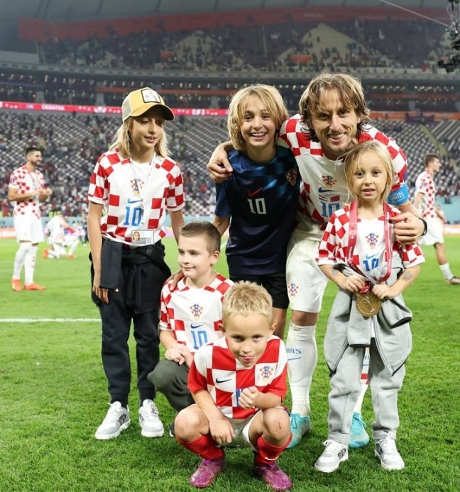 شادی خاص ستاره فوتبال کرواسی با بچه ها در زمین + عکس