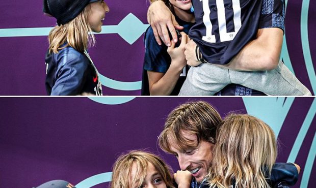 شادی خاص ستاره فوتبال کرواسی با بچه ها در زمین + عکس